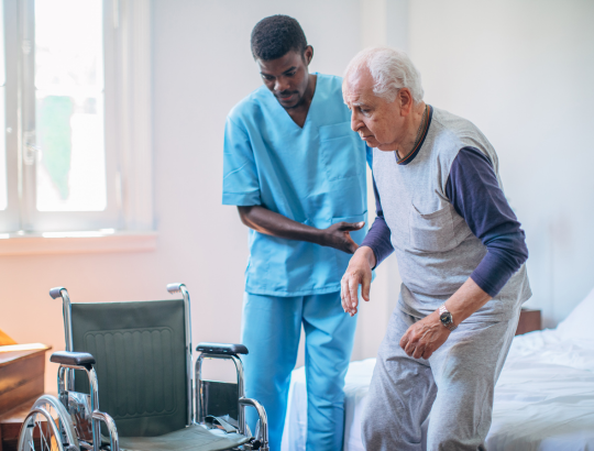 infirmier aidant une personne âgée