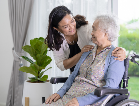 aide soignante et patient en fauteuil