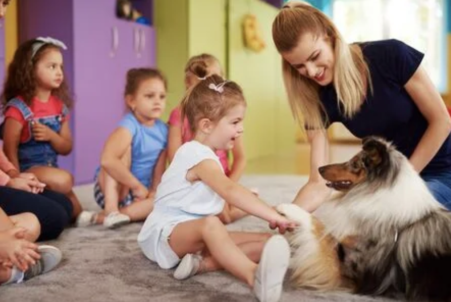 enfants avec un chien en session de zoothérapie
